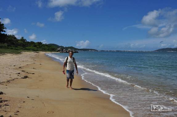 Caminhando na praia deserta do Cardoso, em Bombinhas, litoral de Santa Catarina